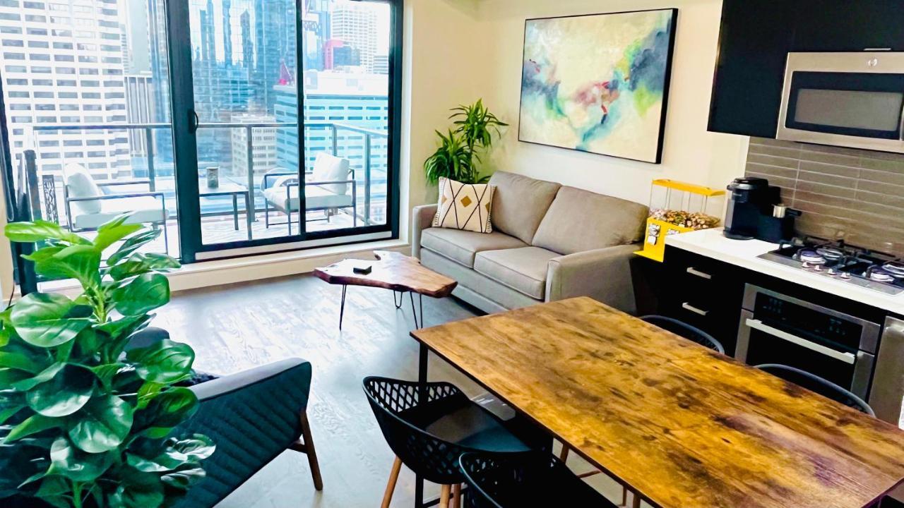 Luxury Downtown Sunset Getaway - Your Home Away From Home - Fully Stocked Kitchen, Gym, Balcony, Free Parking YYC Exterior foto