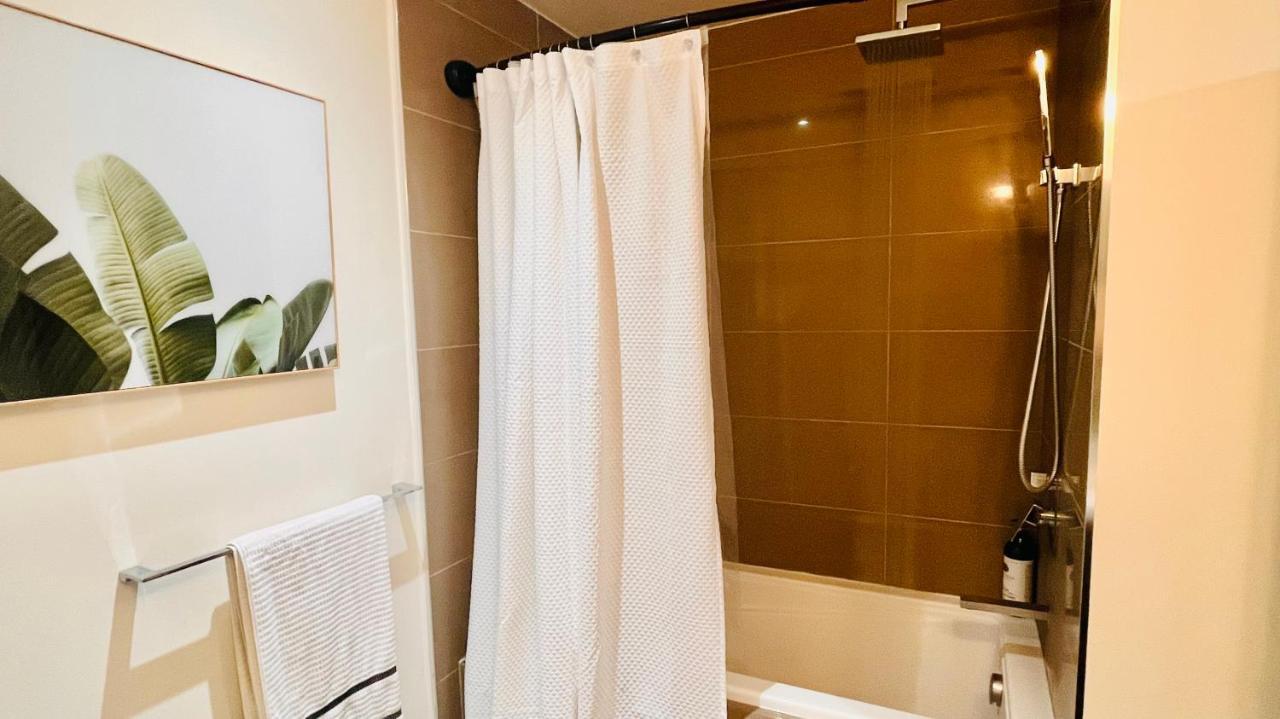 Luxury Downtown Sunset Getaway - Your Home Away From Home - Fully Stocked Kitchen, Gym, Balcony, Free Parking YYC Exterior foto