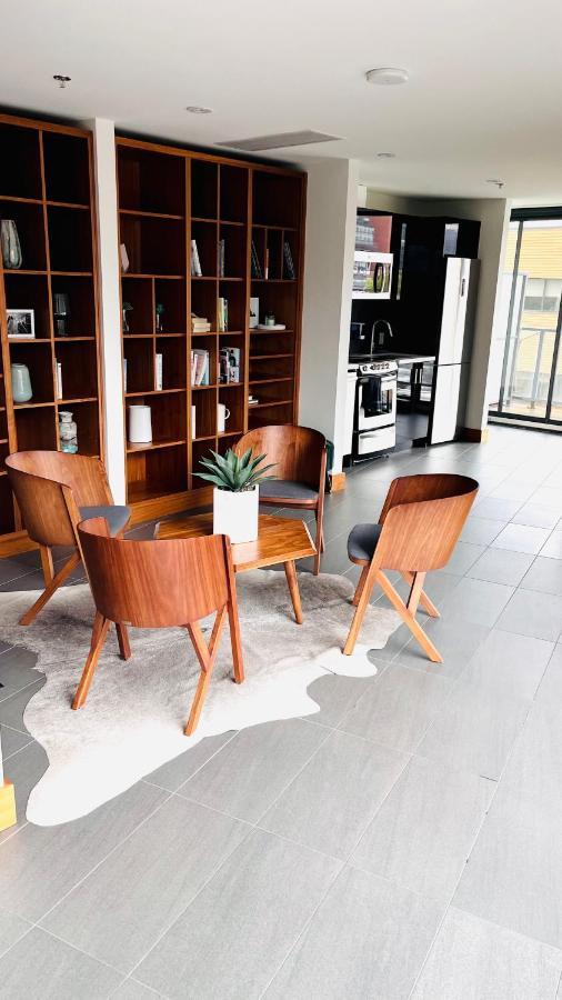 Luxury Downtown Sunset Getaway - Your Home Away From Home - Fully Stocked Kitchen, Gym, Balcony, Free Parking YYC Exterior foto