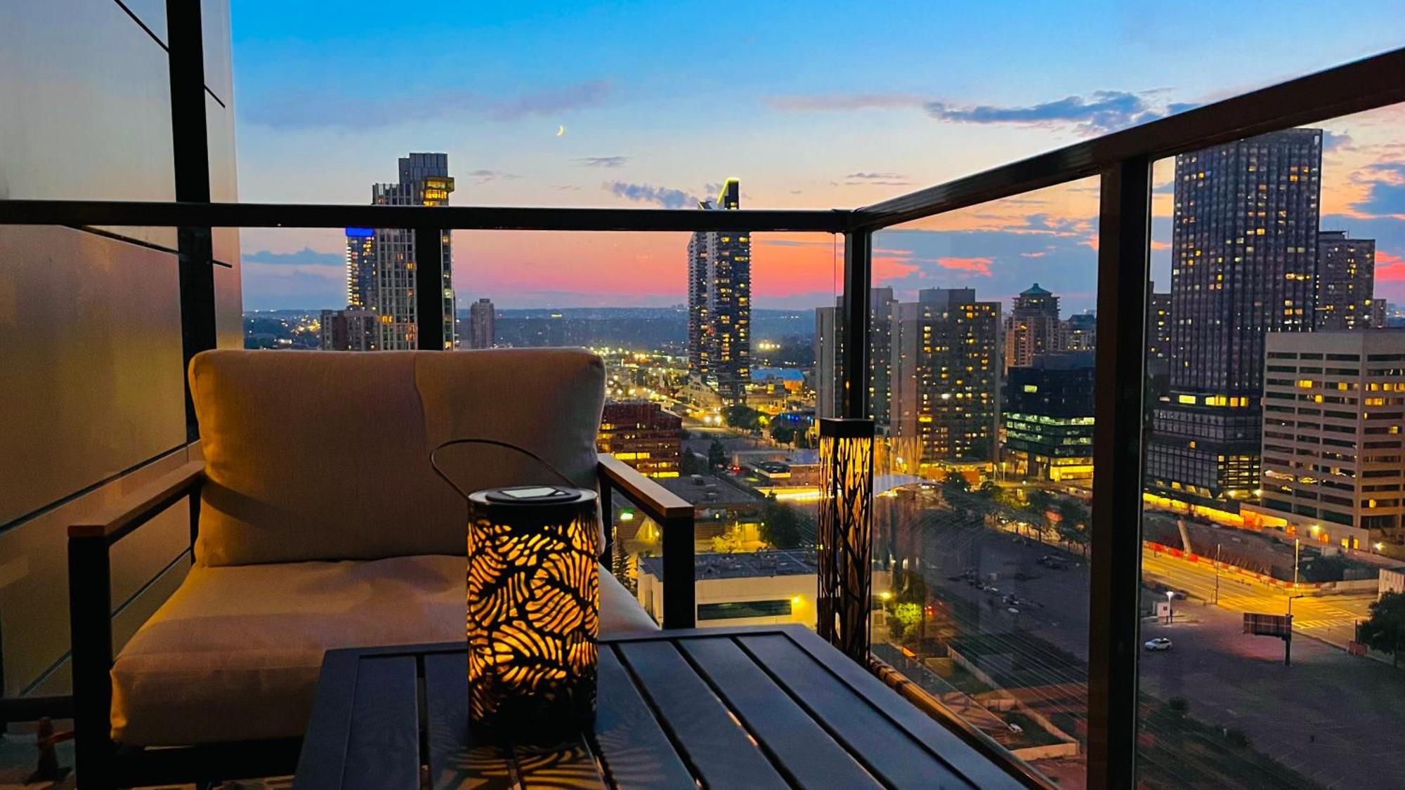 Luxury Downtown Sunset Getaway - Your Home Away From Home - Fully Stocked Kitchen, Gym, Balcony, Free Parking YYC Exterior foto